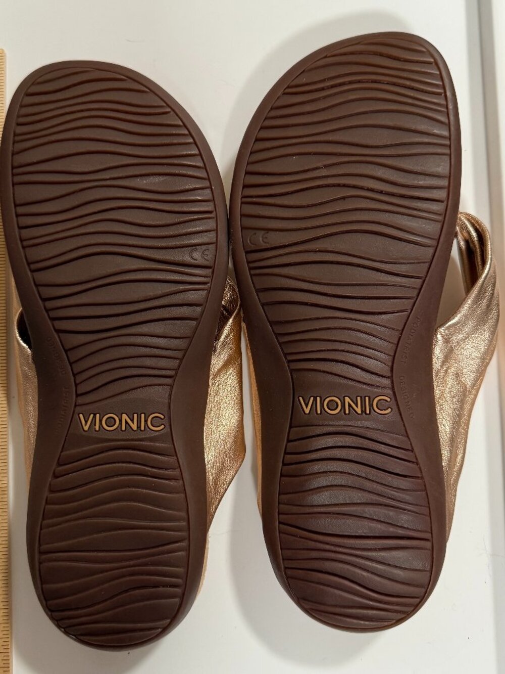 Vionic Women's Sandals Gold Leather Thong Slip On Shoes Size 8 - Picture 4 of 13